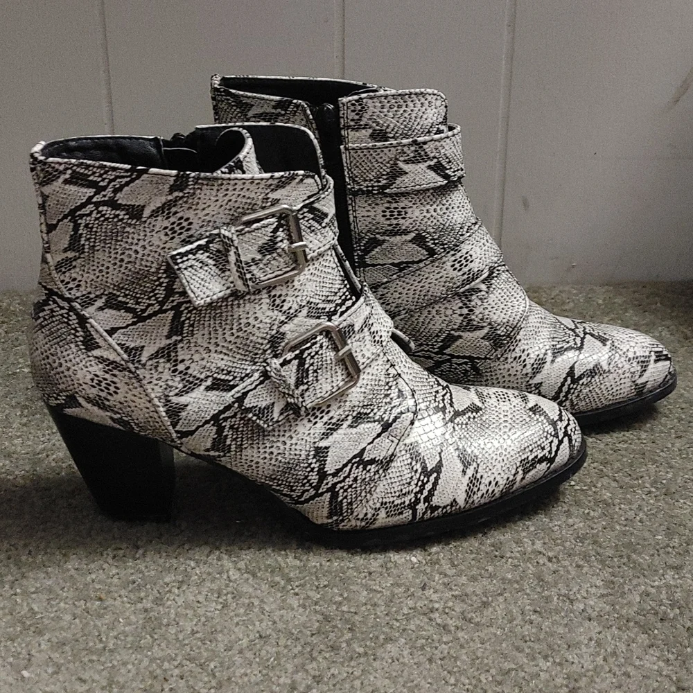 Snakeskin ankle bootie - Picture 1 of 5
